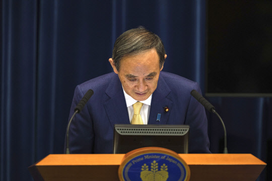 스가 요시히데 일본 총리가 8일 도쿄 총리관저에서 코로나19 긴급사태 관련 기자회견을 시작하며 고개 숙여 인사하고 있다. 스가 총리는 코로나19 재확산에 대응해 오는 12일부터 내달 22일까지 도쿄에 4번째 긴급사태를 발령한다고 발표했다.  [도쿄 AP=연합뉴스]